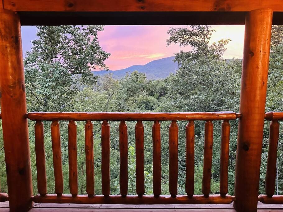 Cabin-N-Smokys! Indoor Resort Pool Views Hot Tub Game Room セバービル エクステリア 写真