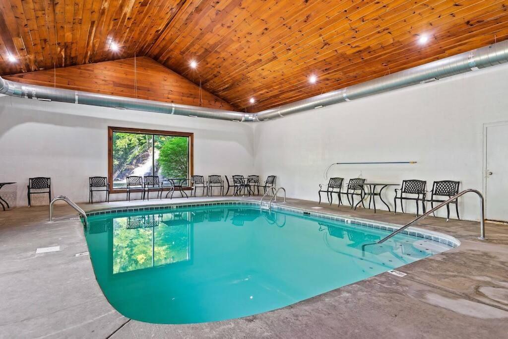 Cabin-N-Smokys! Indoor Resort Pool Views Hot Tub Game Room セバービル エクステリア 写真